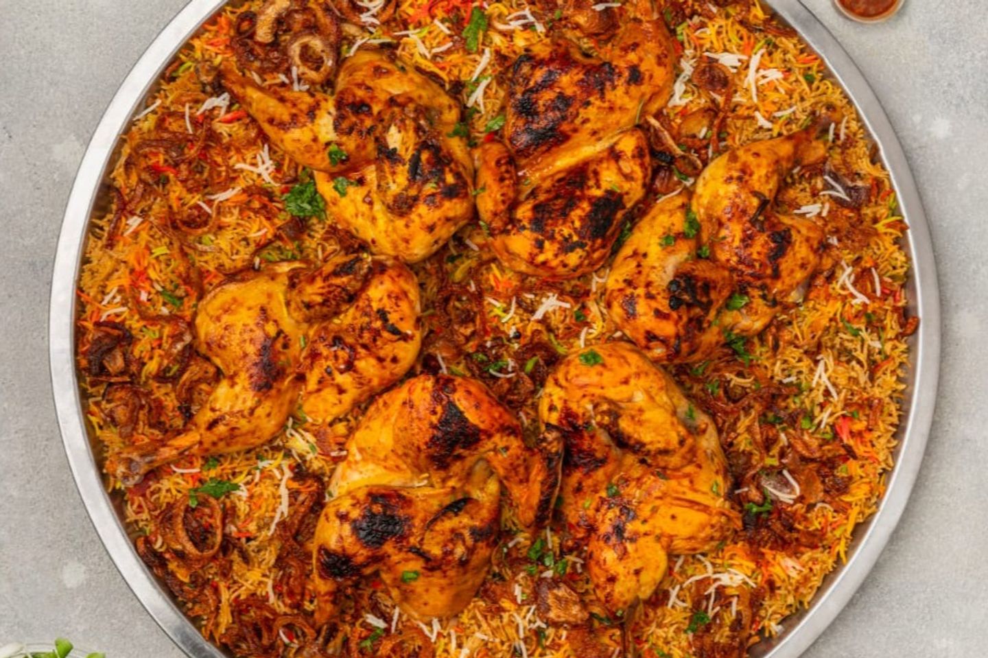 طبق برياني دجاج كبير دائري