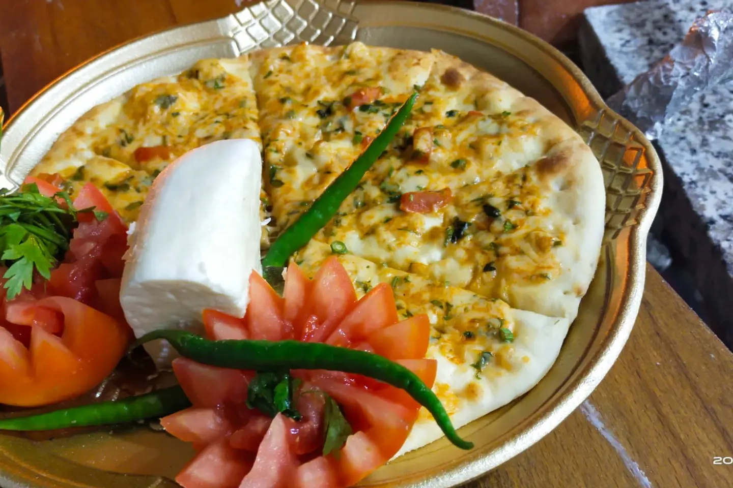 جبنة حارة مع طماطم