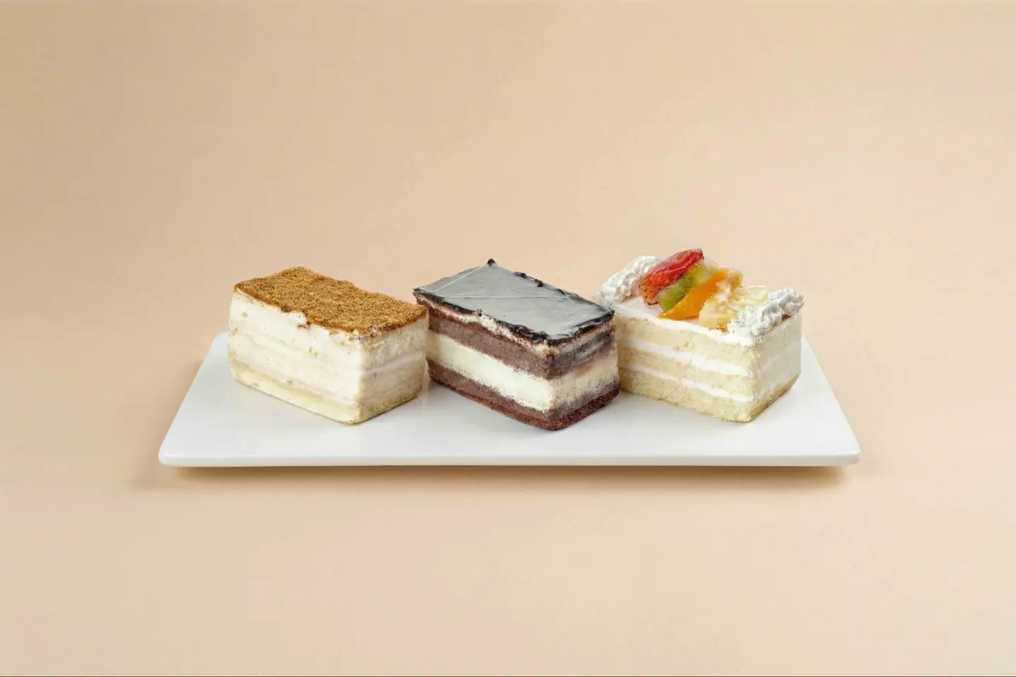 قطع كيك لوتس + فواكه + شوكولاتة