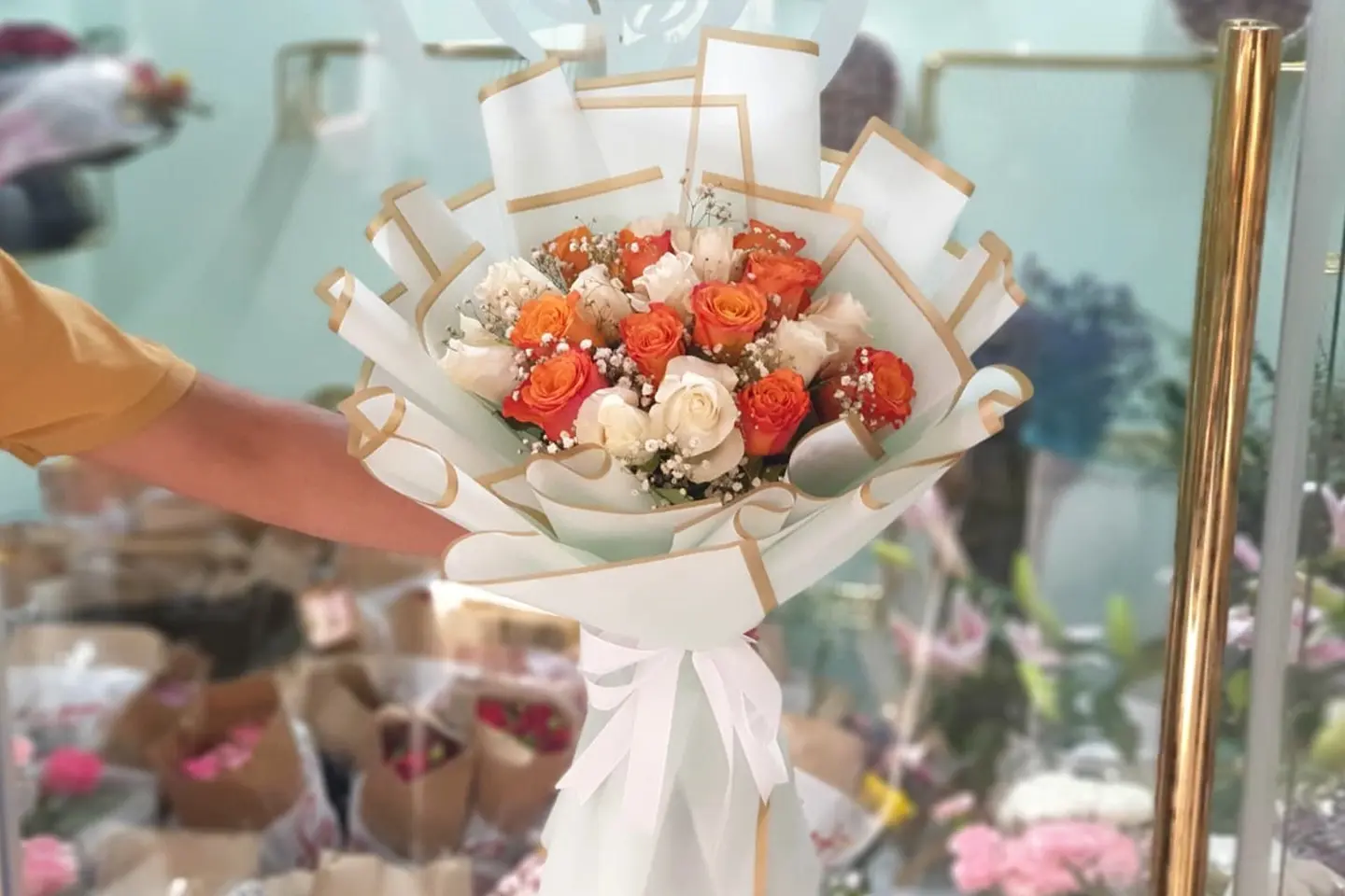 باقة الورد الأبيض والبرتقالي