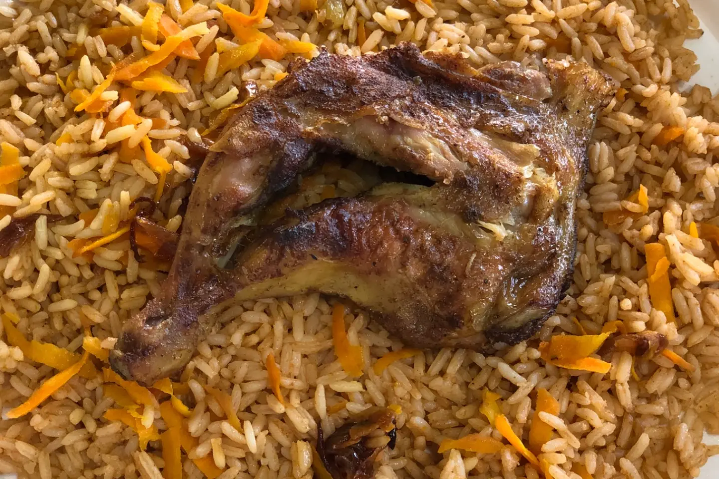 حبة دجاج على الفحم مع الأرز البخاري