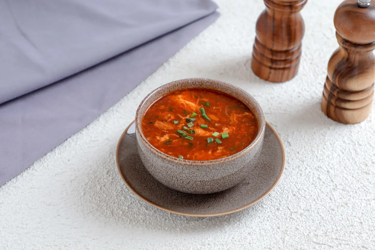 شوربة حارة وحامضة بالدجاج