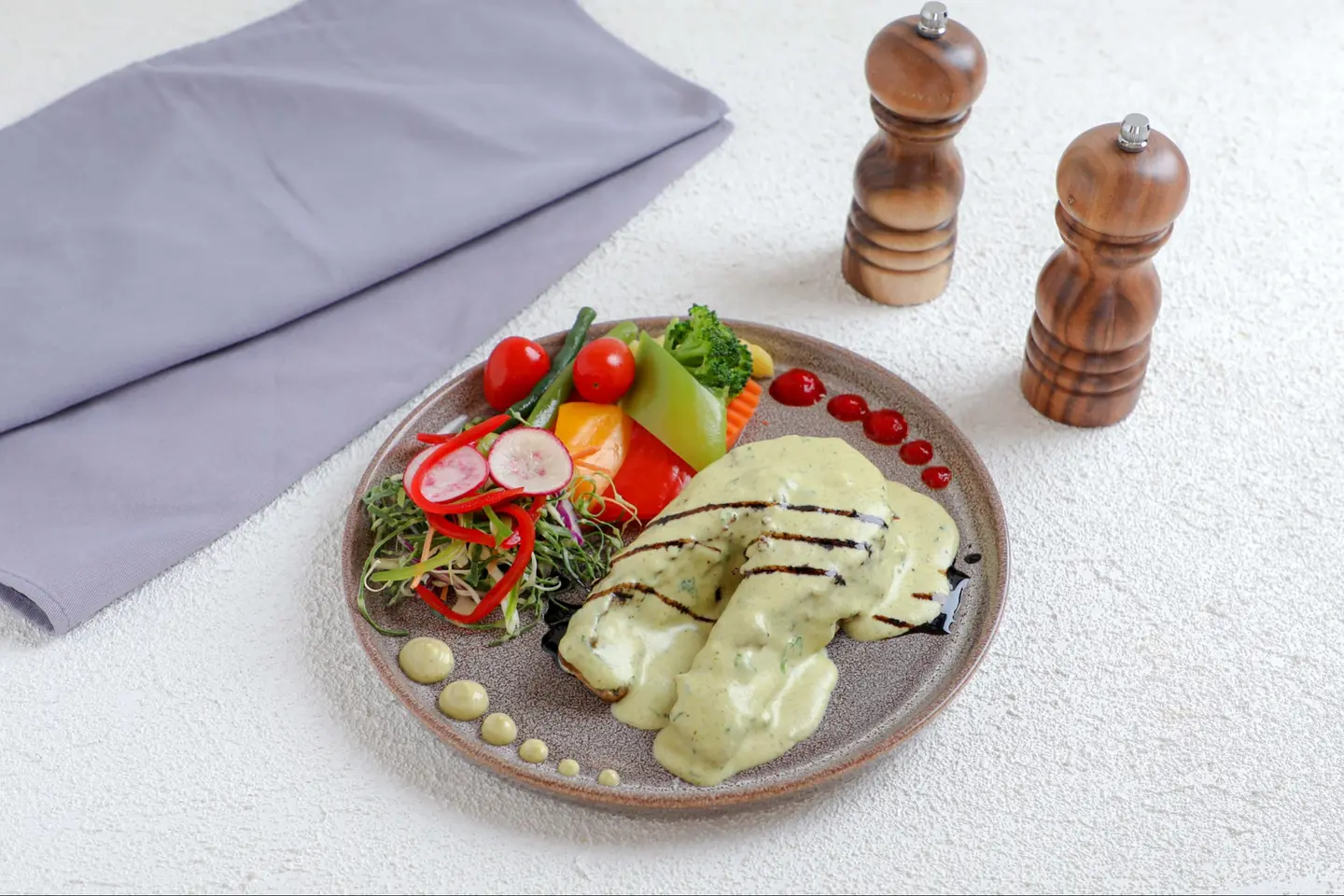 سالمون بصوص البيستو