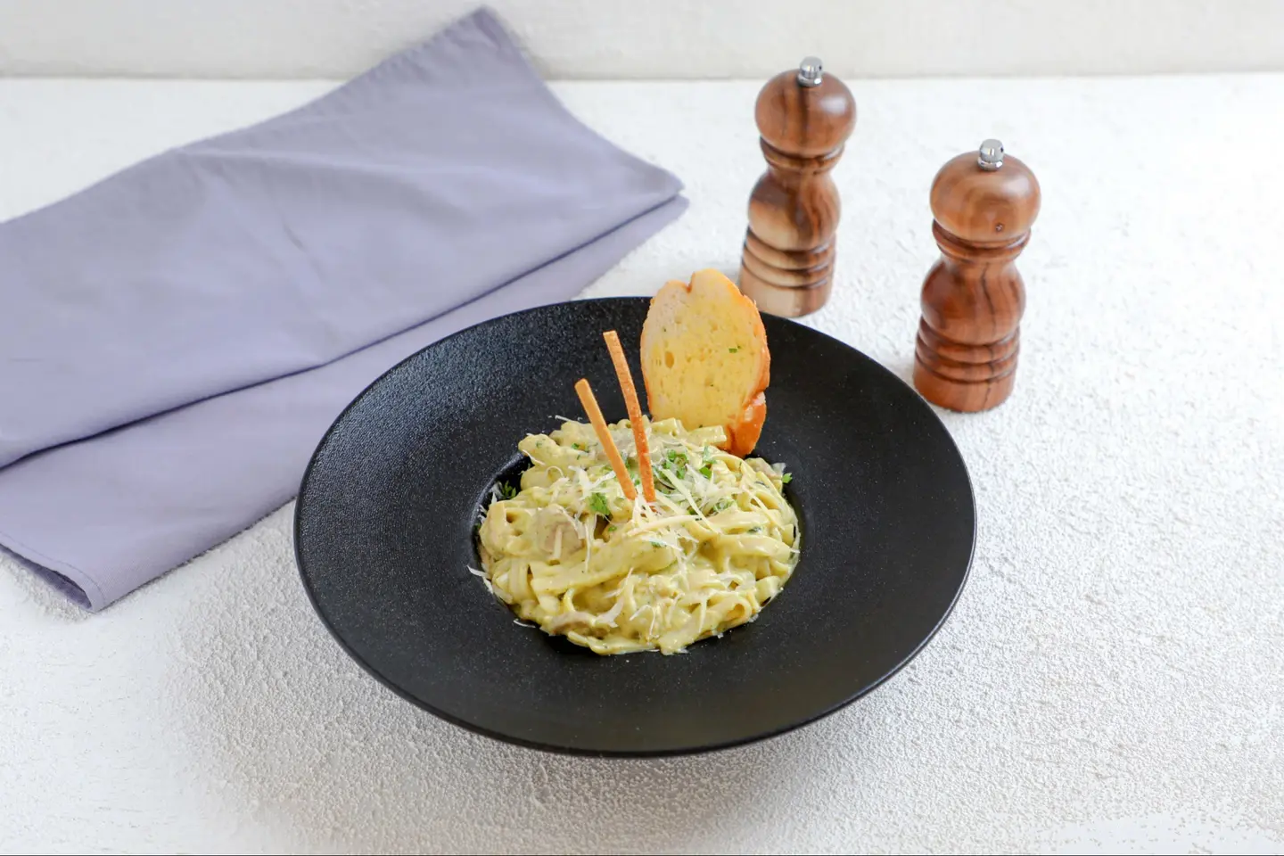 فتوتشيني روبيان بصوص البيستو