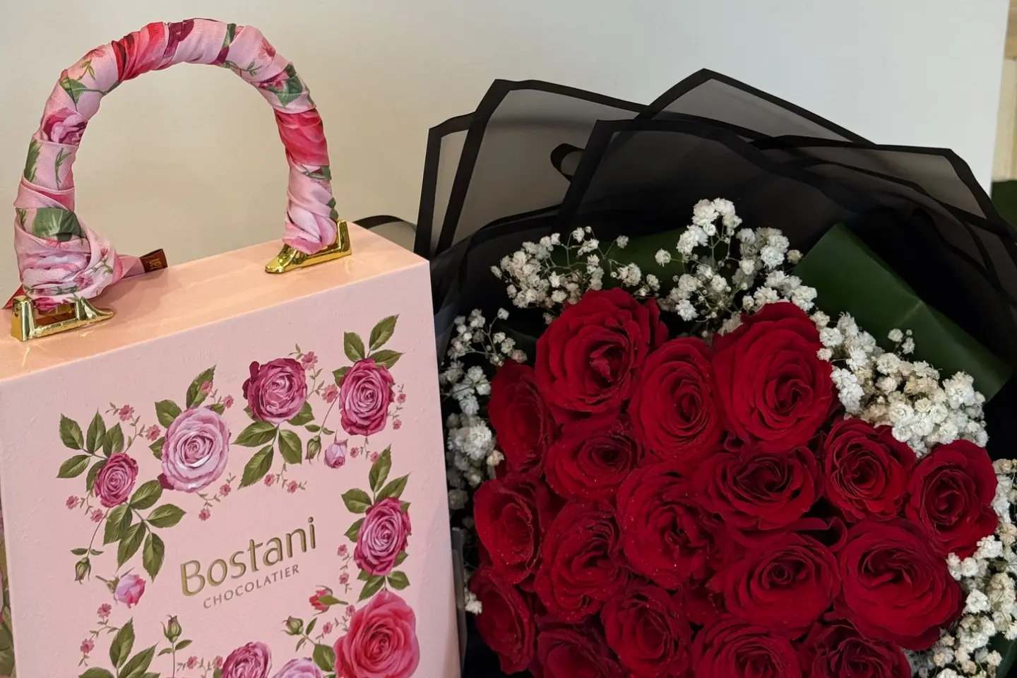 بوكيه الجوري مع حقيبة فاخرة شوكلاته