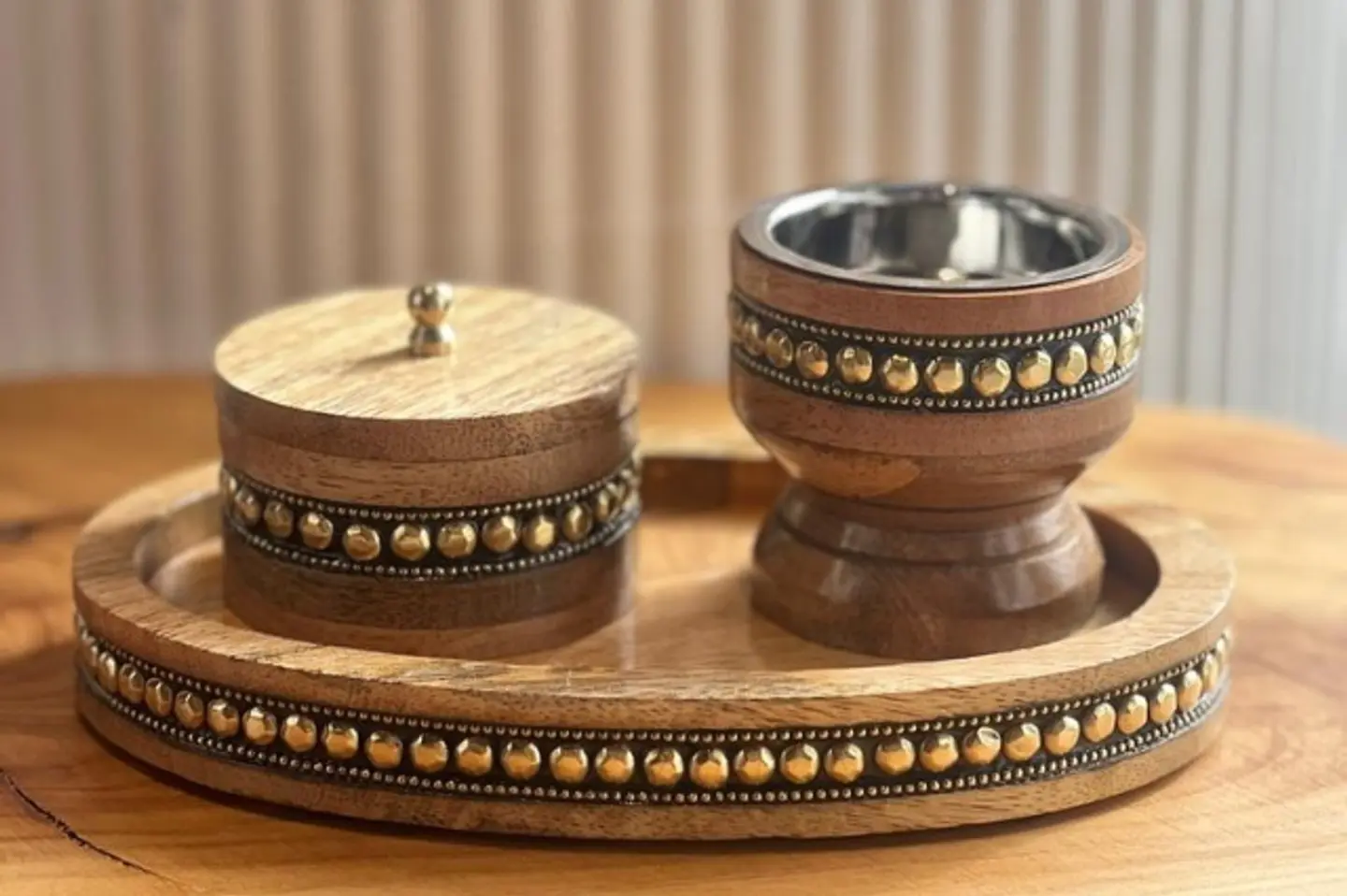 طقم مبخرة وصندوق باللون ذهبي فصوص