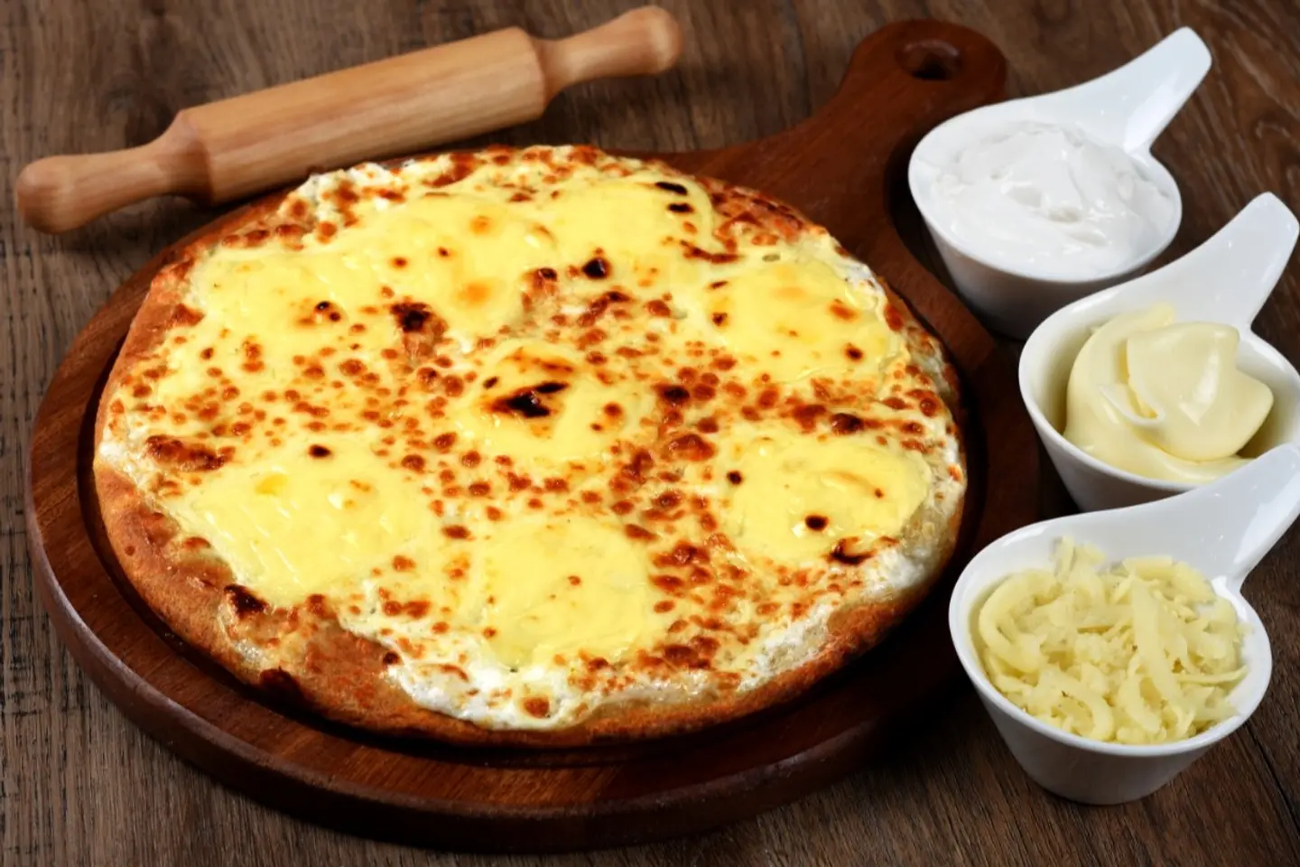 بيتزا جبنة سائلة