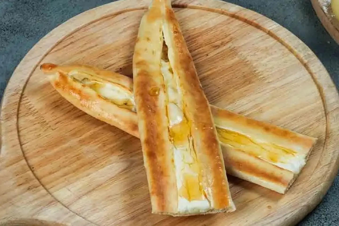 فطيرة جبن سائل عسل