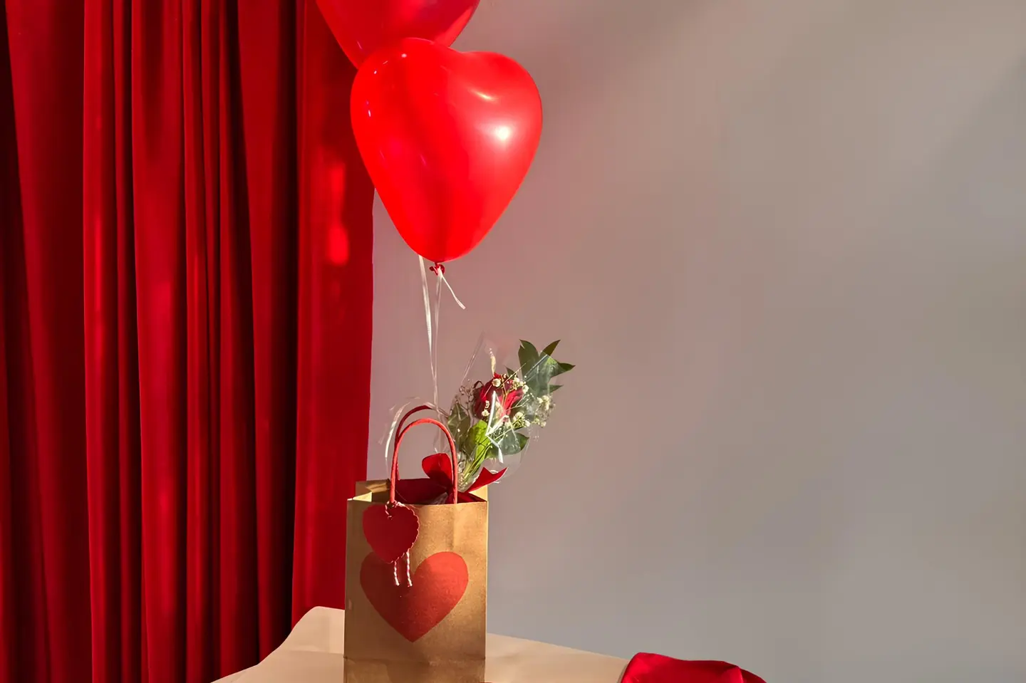 باقة يوم الحب مع الكيس والبالون