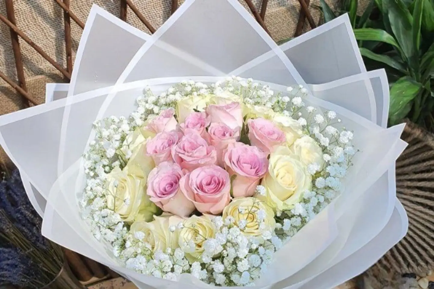 بوكيه الوردي والأبيض الجميله