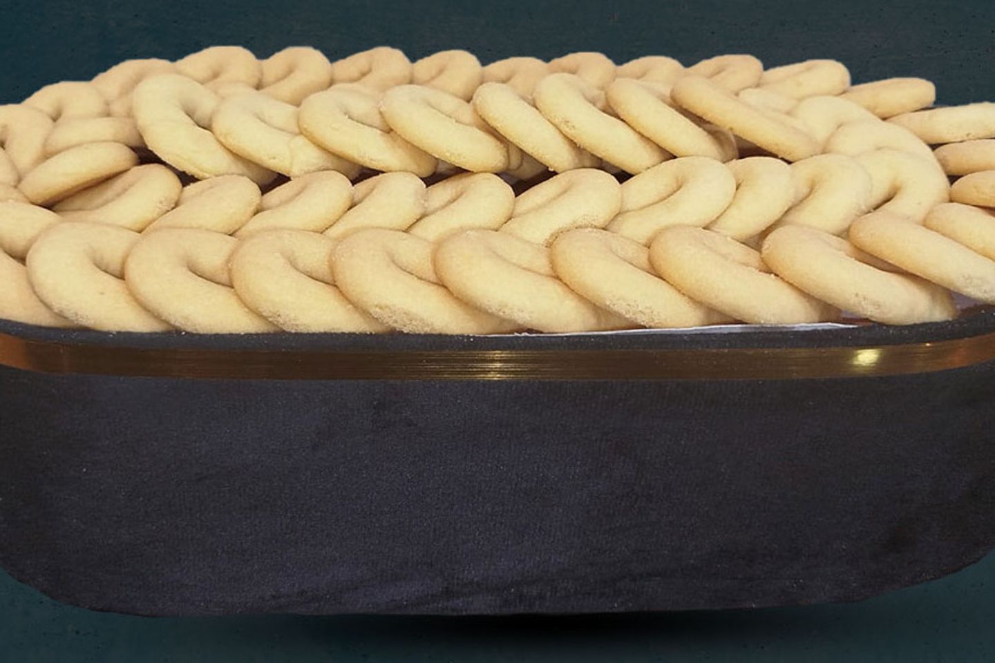 صحن غريبة كبير