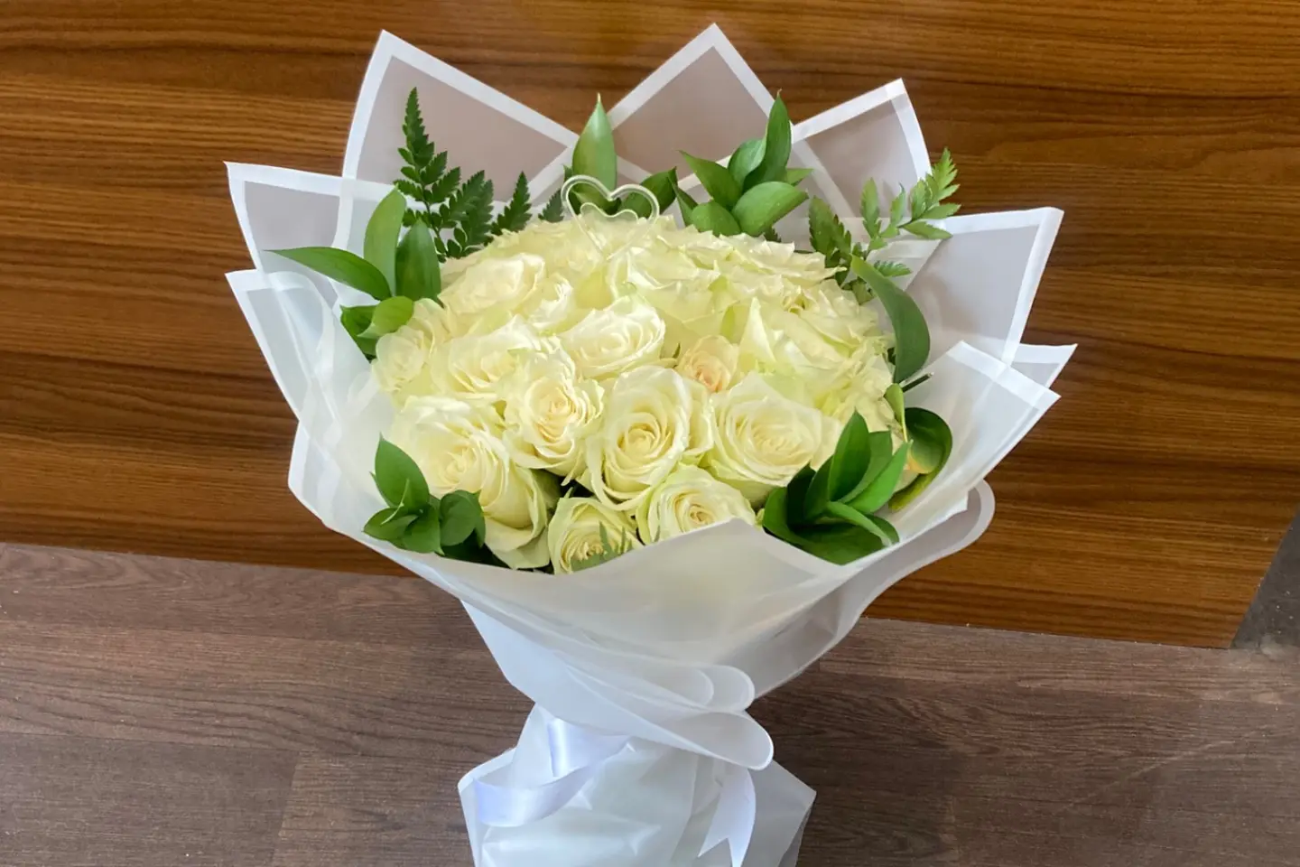 باقة ورد طبيعي أبيض ٥٤