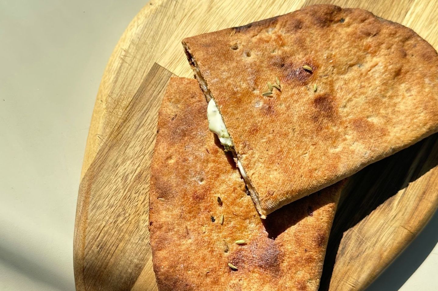 خبز حمرحساوي زعتر بالجبن