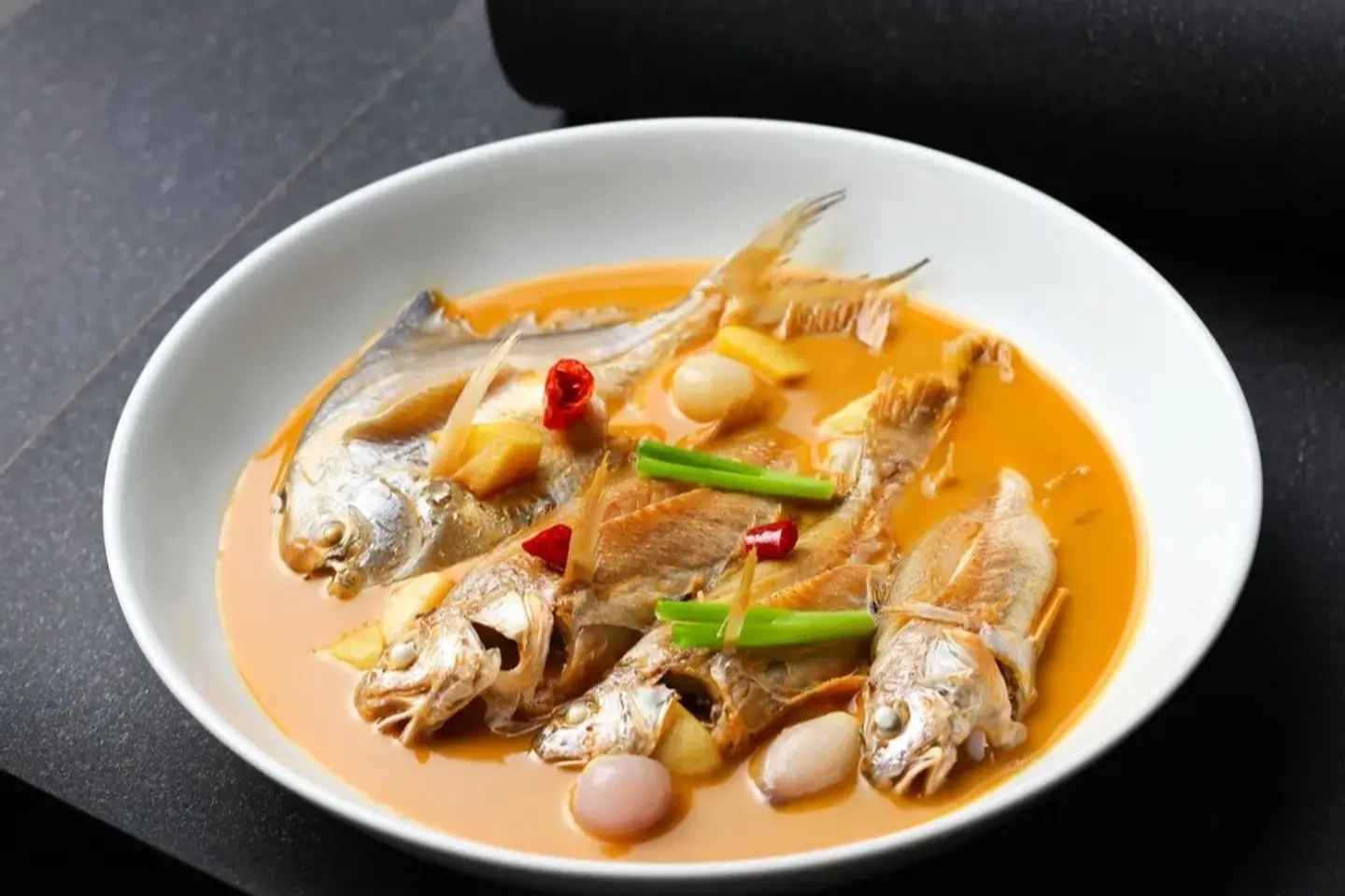 سمك البحر العميق المطهو على الطريقة المنزلية