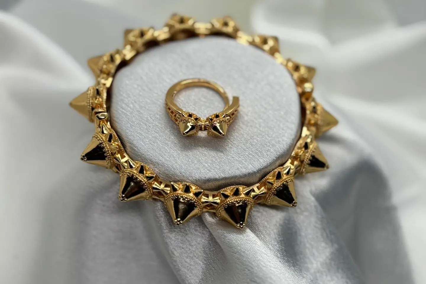 اسوارة وخاتم سبايكي