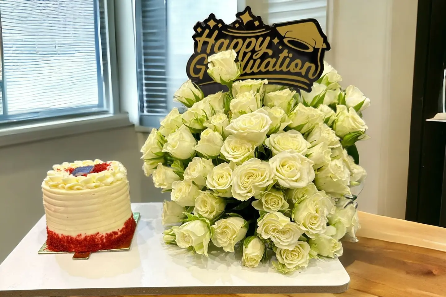 كيكه مع ورد ابيض وتغريسه التخرج