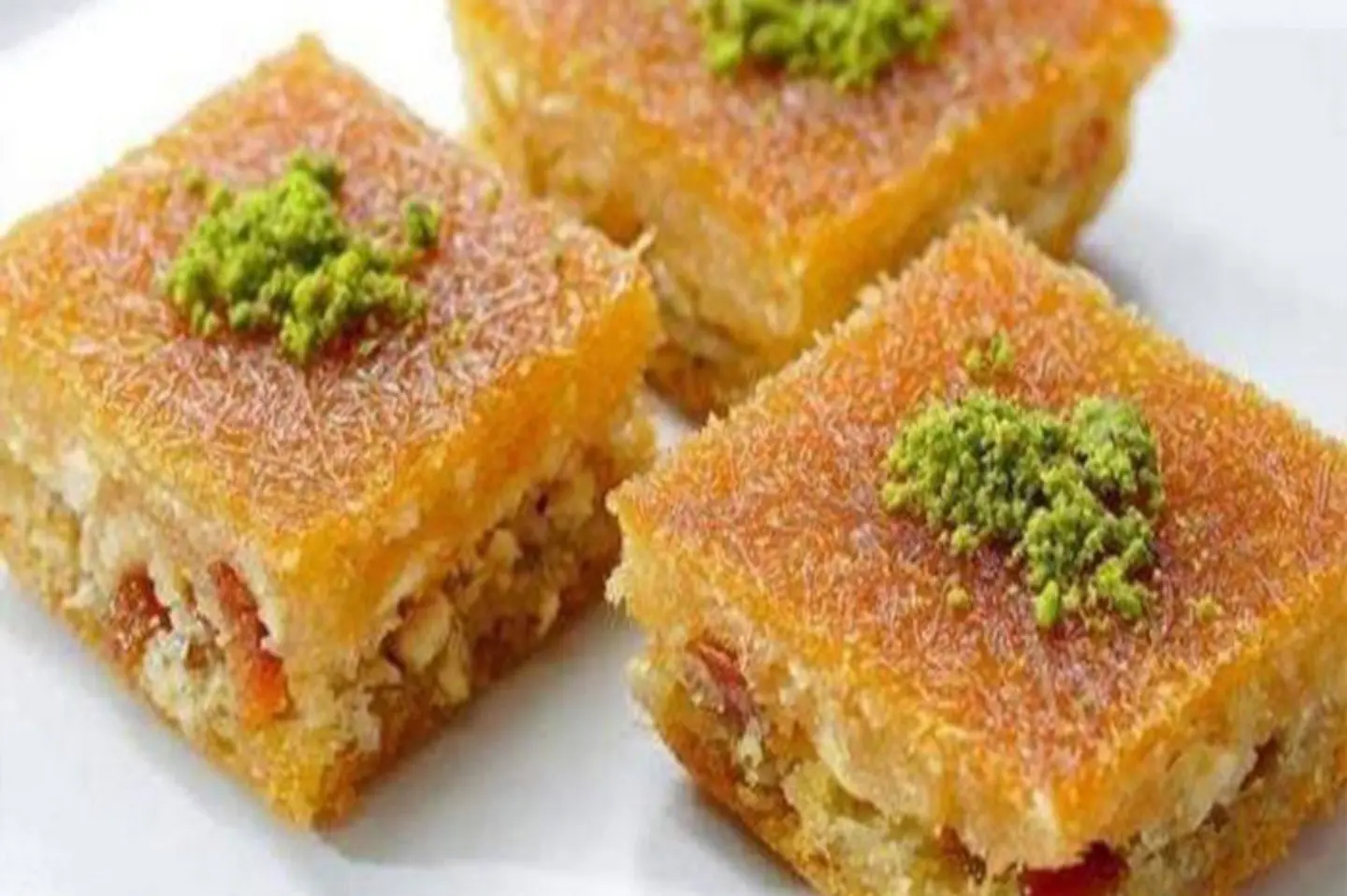 بلورية حمراء فستق -  نصف كيلو