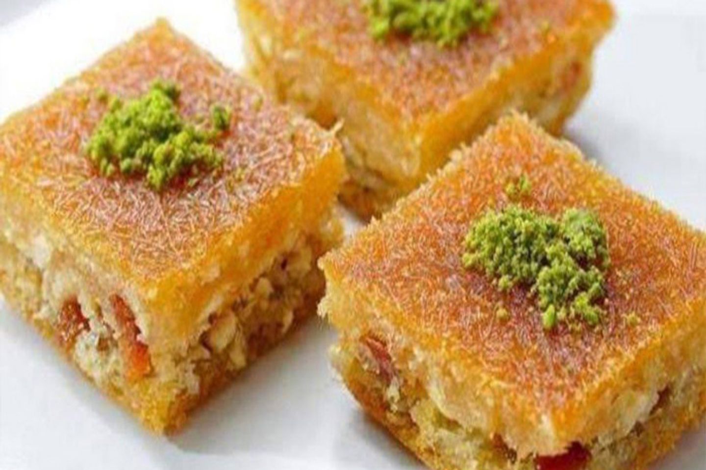بلورية حمراء فستق -  نصف كيلو