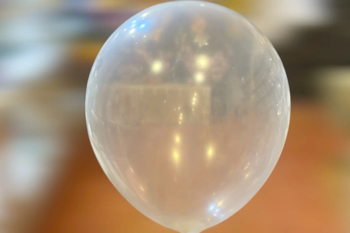 بالون شفاف