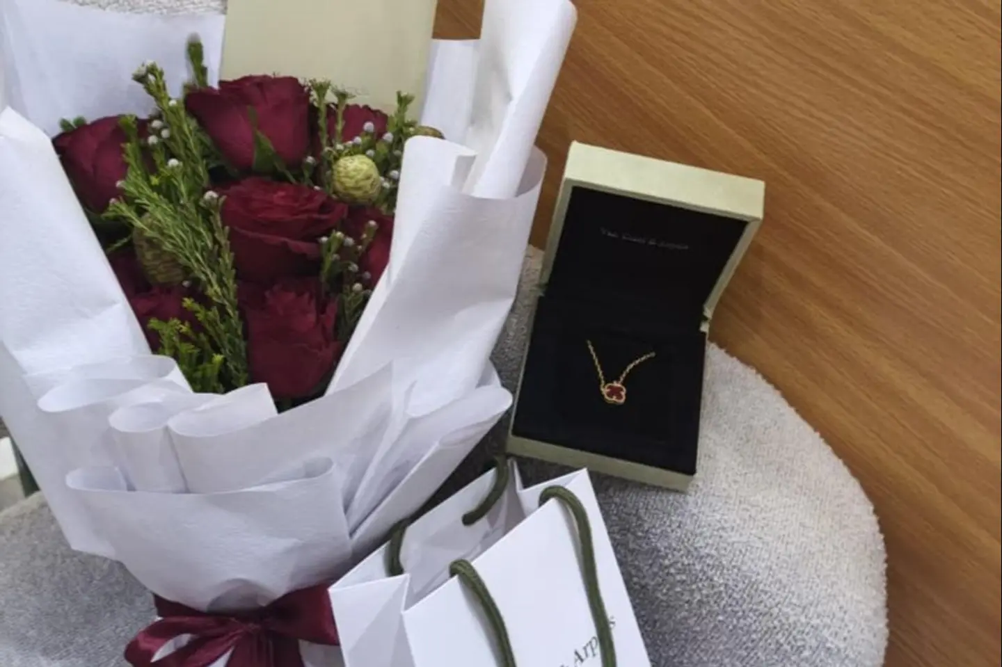 سلسلة فان كليف آربلز بتنسيق الأزهار ش