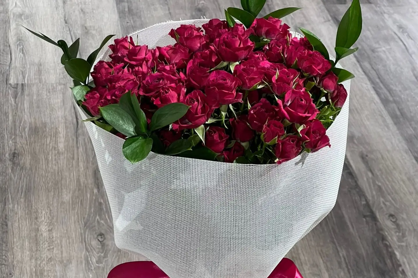 جوري احمر تغليف خيش ابيض