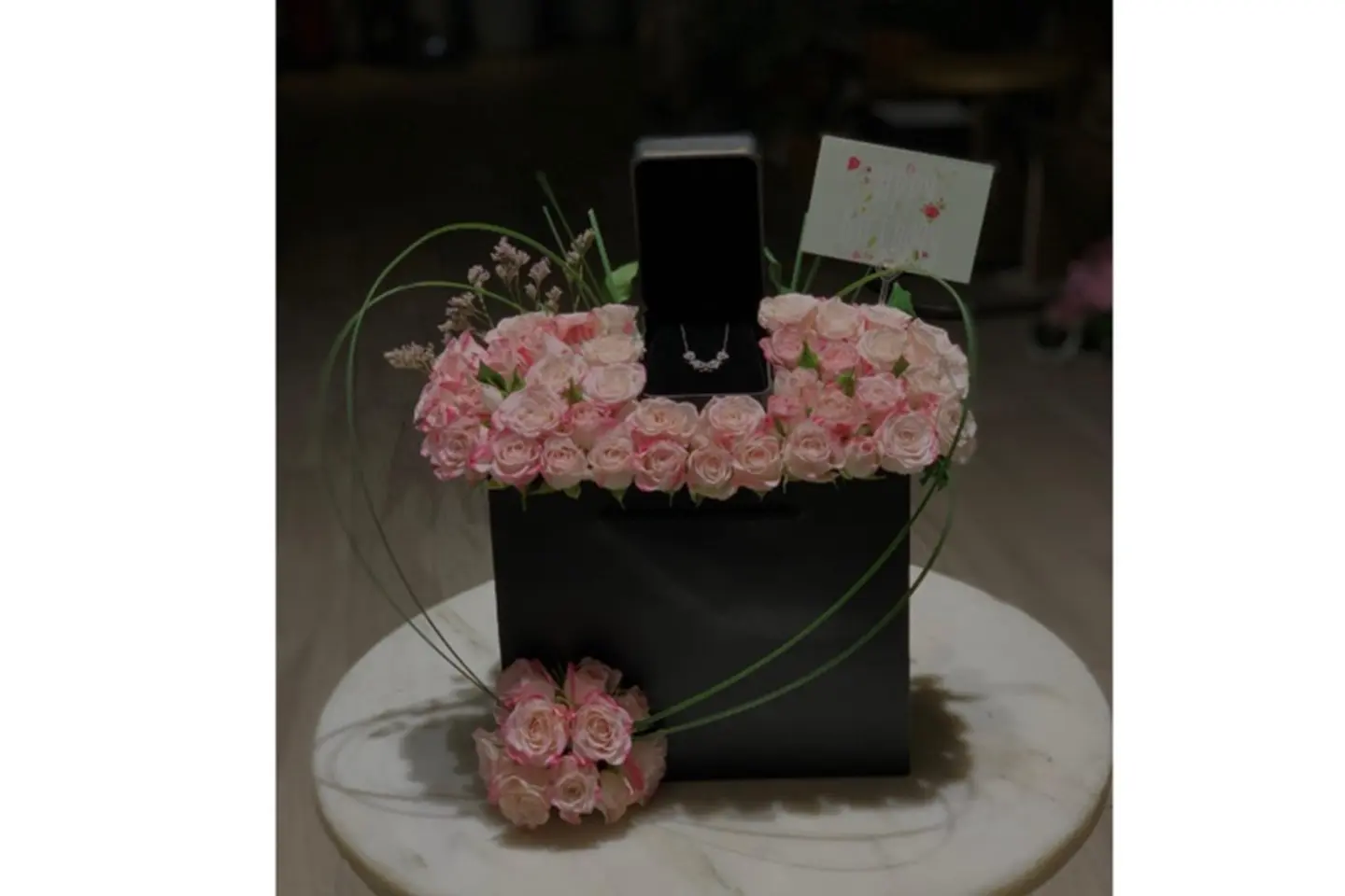 هدية سلسال فضة وورد ١