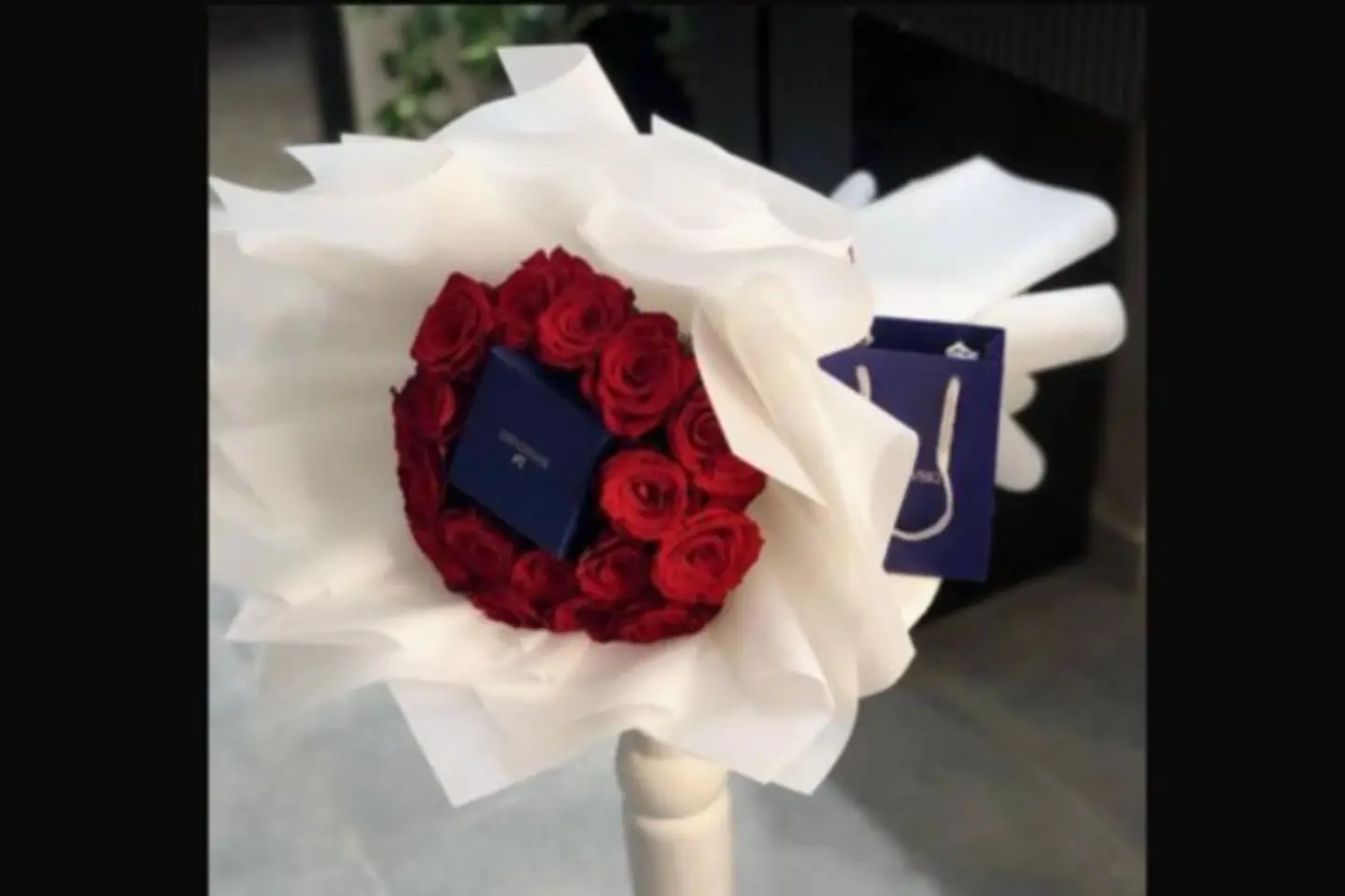 سلسسلة سواروفسكي مع باقة احمر