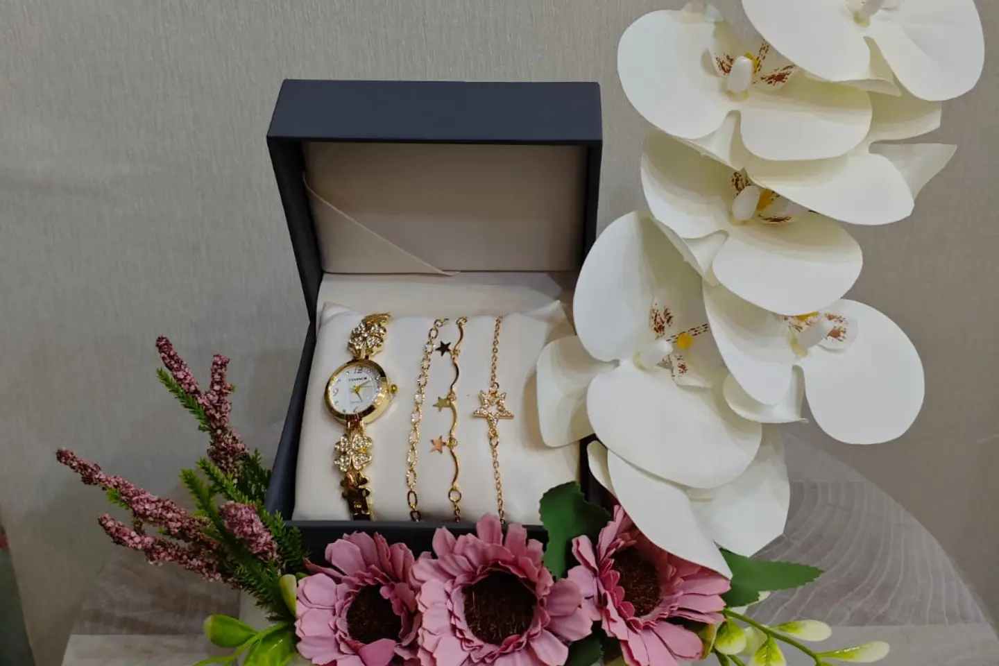 طقم ساعة وسوار نسائي باللون الذهبي