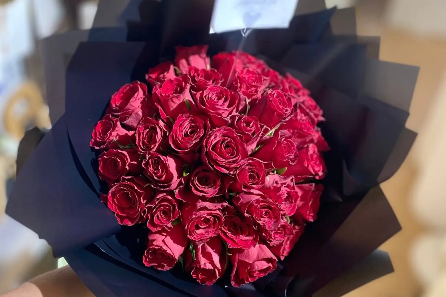 باقة جوري احمر غلاف اسود مثلثات ٢٥٠