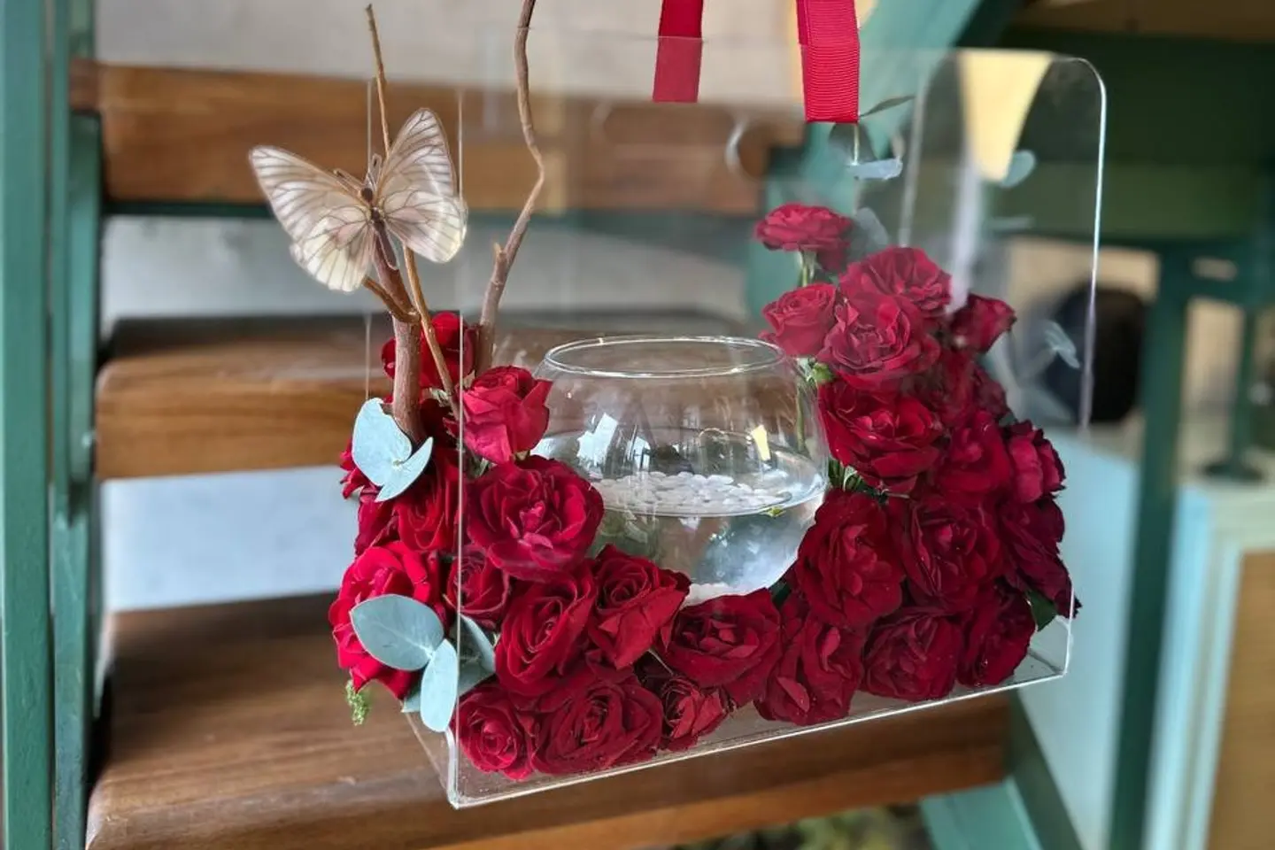 هدية بداية السنة ورد وسمك وبالونات