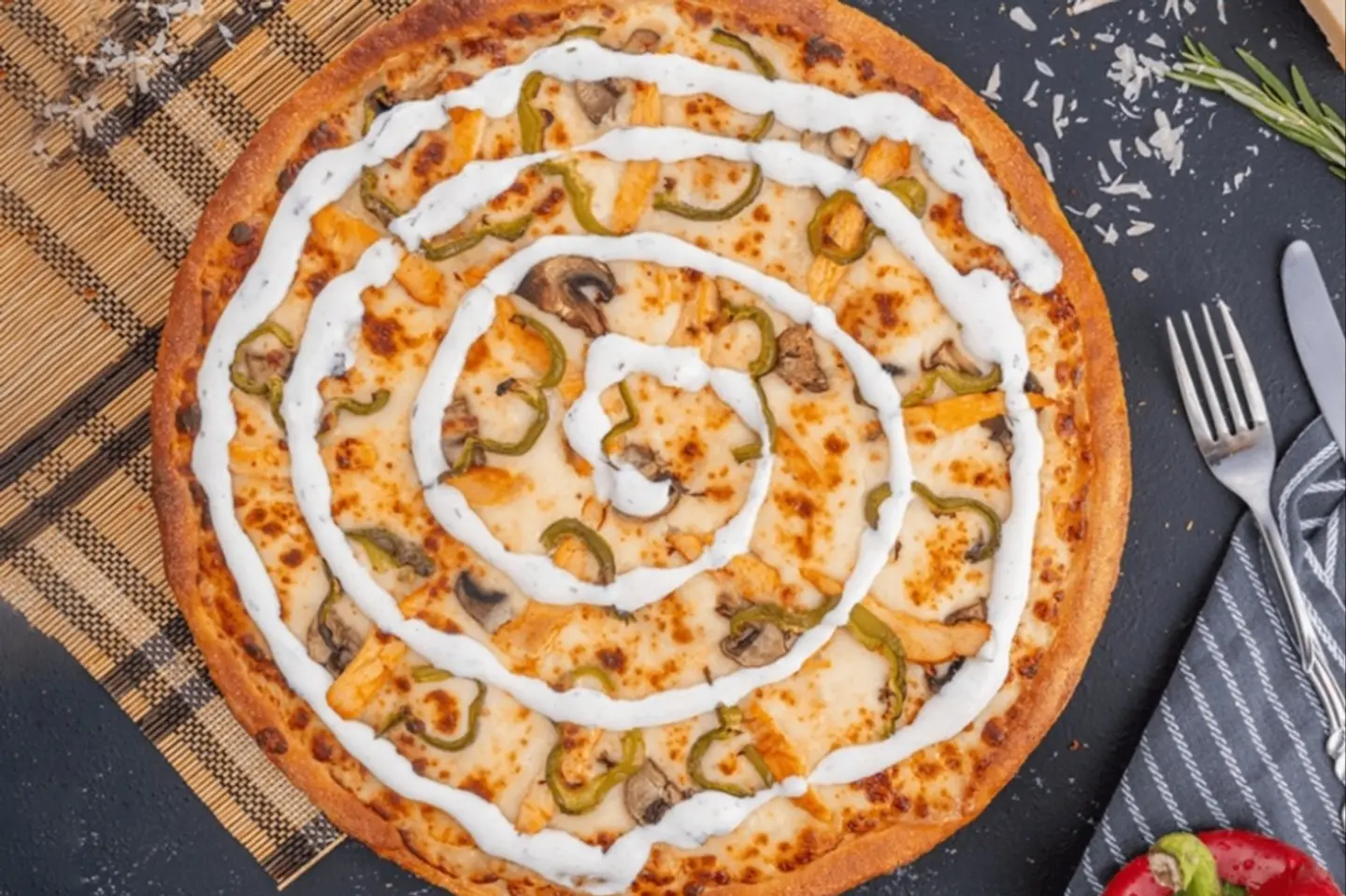 ثلاث بيتزا صغيرة مخفضة