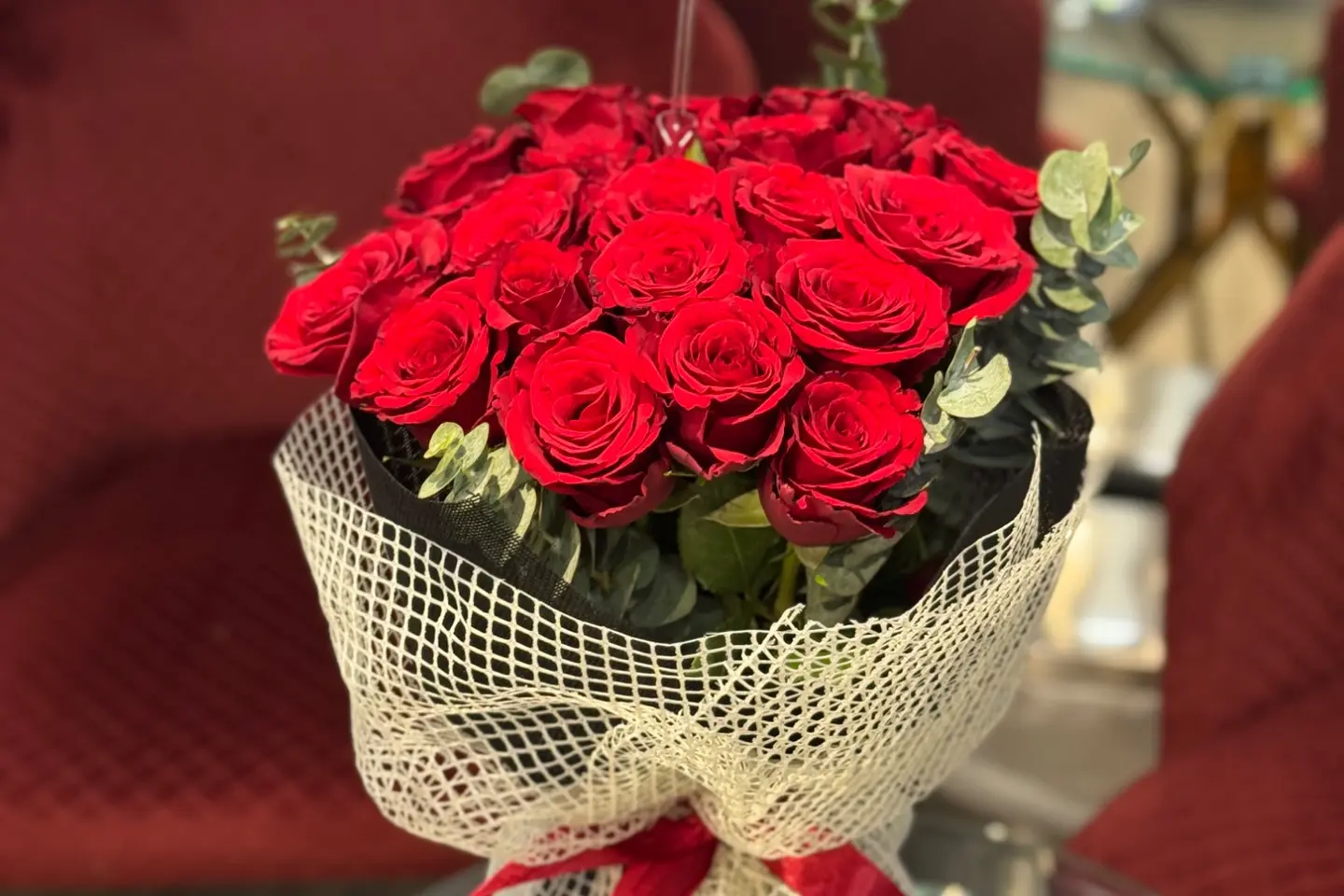 باقة جوري احمر مع غلاف خيش ١٨٠