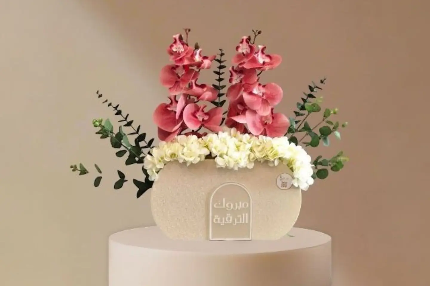 ستاند جلد فخم بتنسيق الورد الصناعي ملمس طبيعي