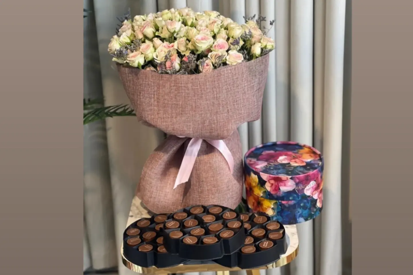 Hano Freyan Roses And Chocolate Bouquet