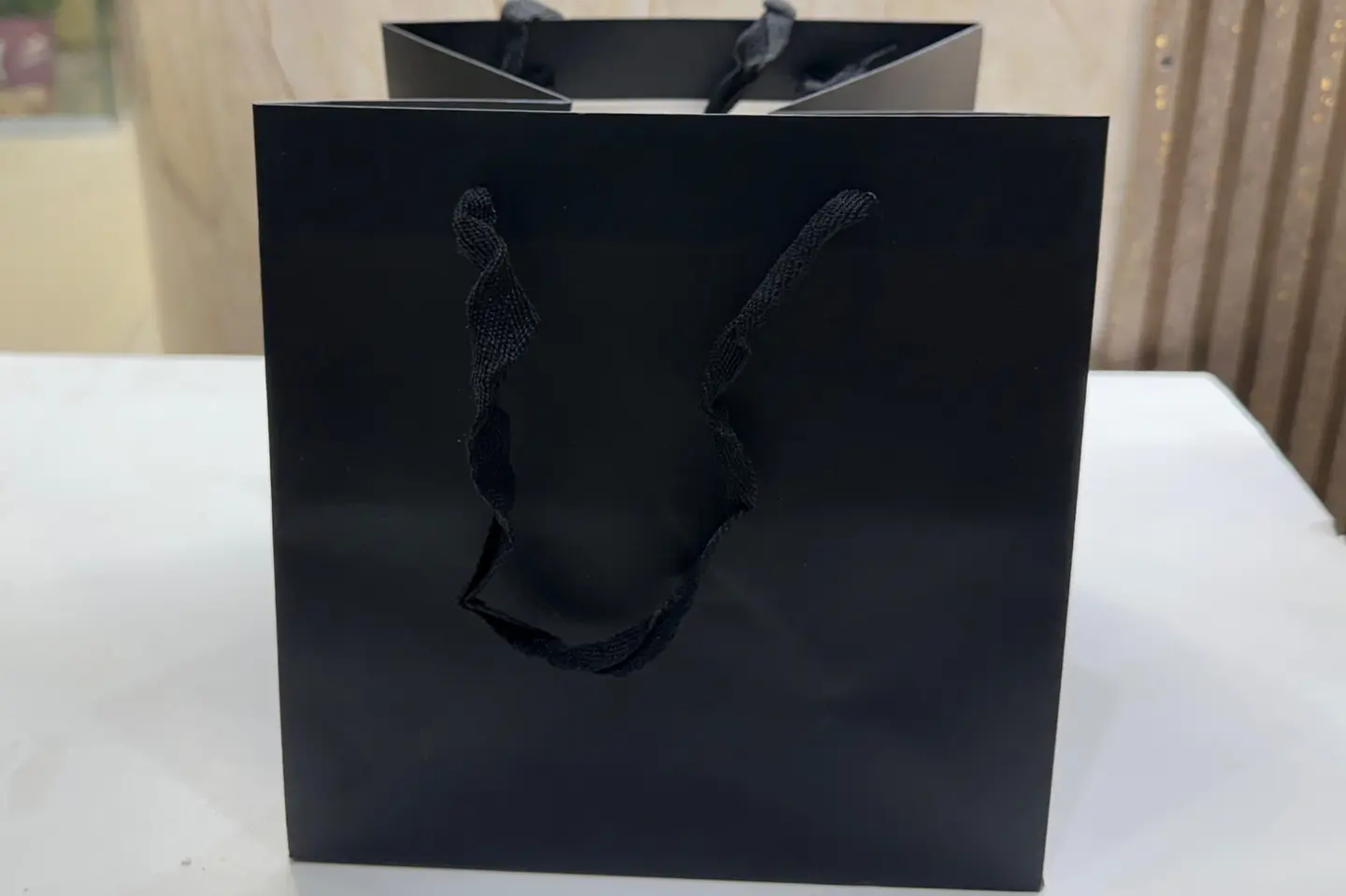 كيس اسود وسط