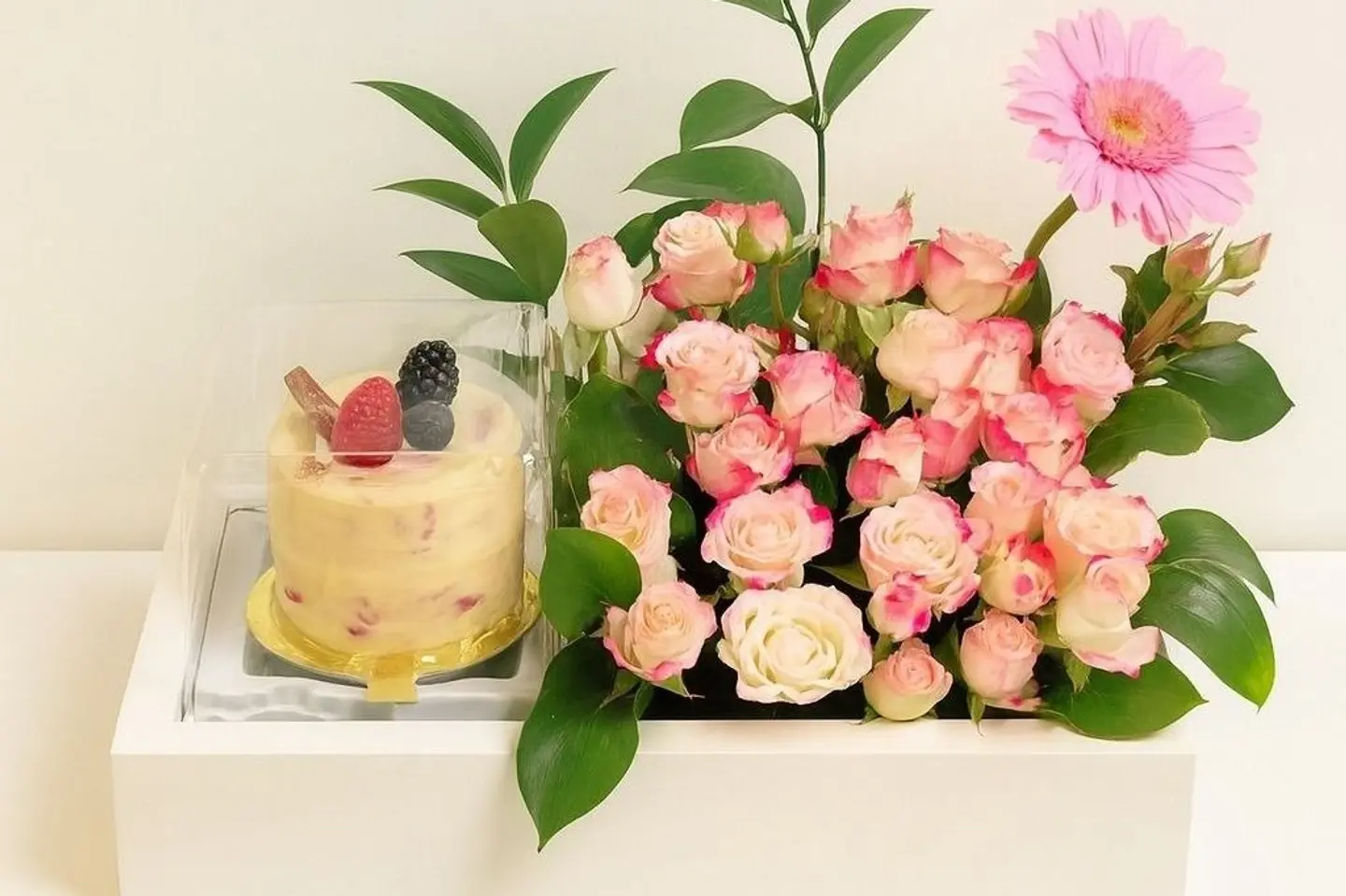 Mini Cake With Natural Flowers Base