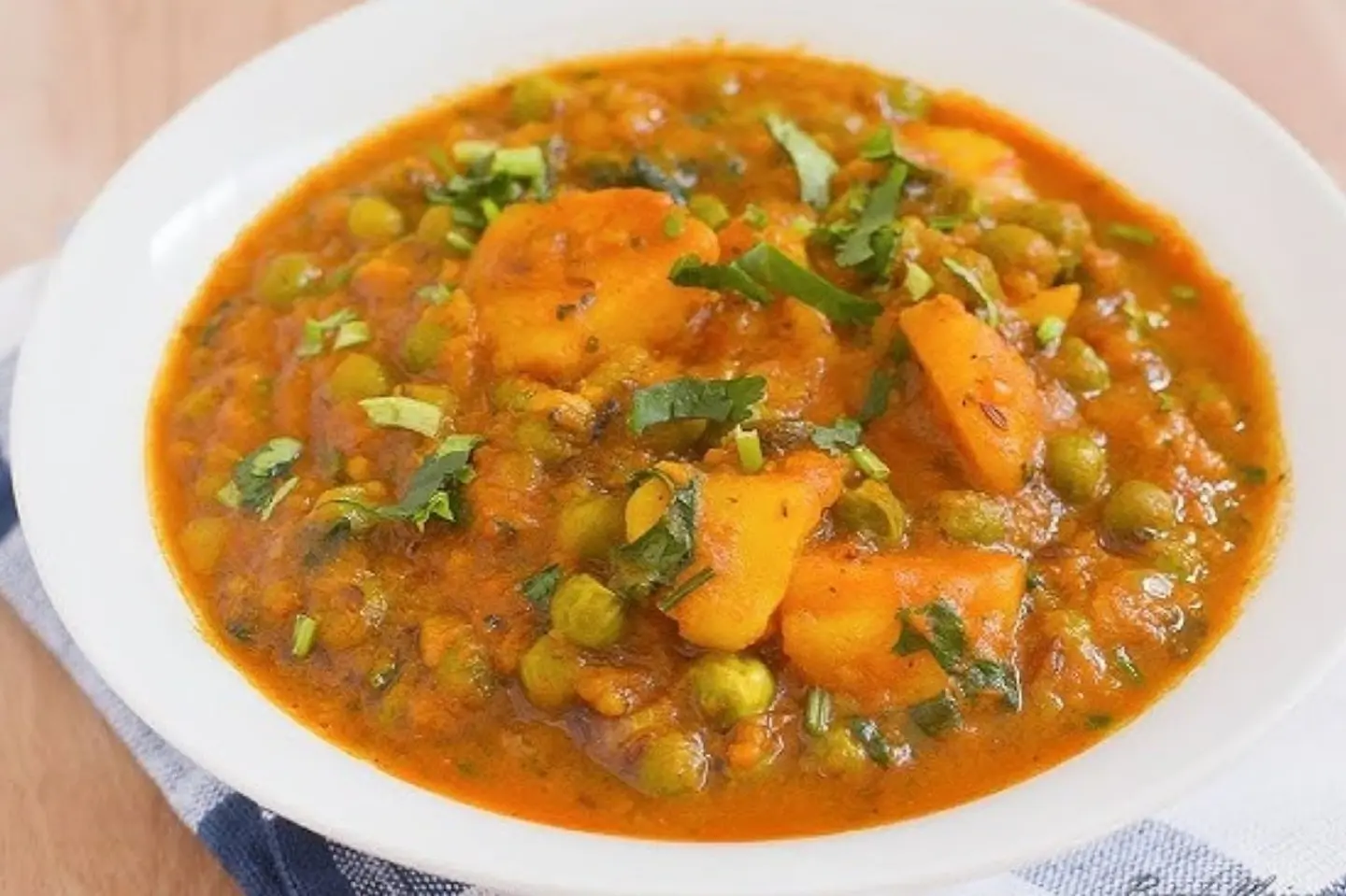 البازلاء الخضراء مع البطاطس