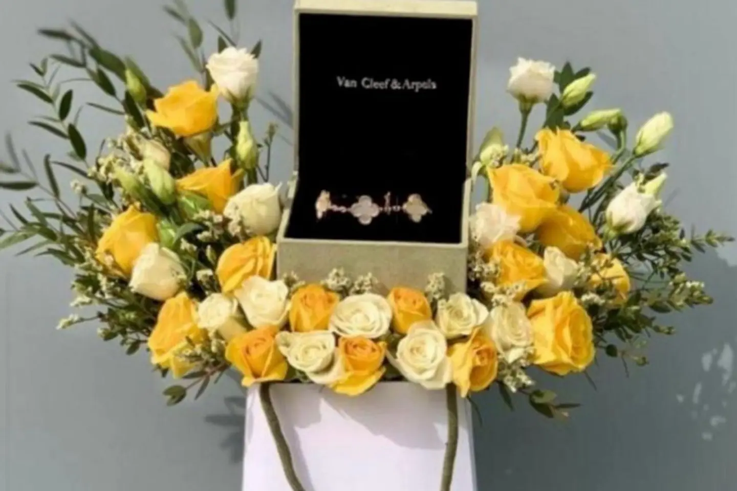 أساور فان كليف مع الزهور