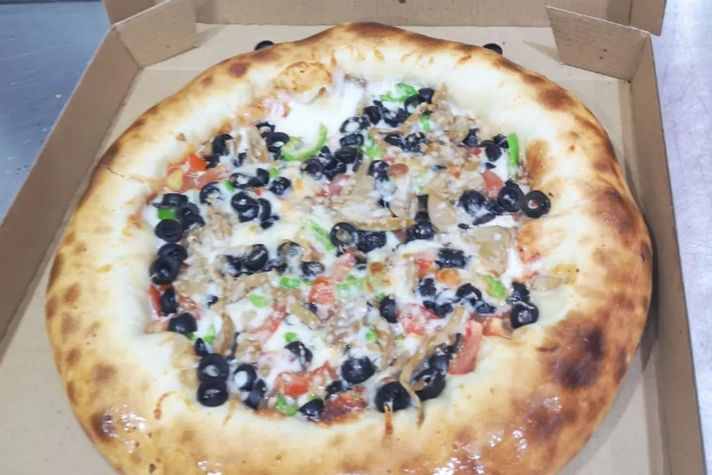 Shamiya Hadhar Pizza With Mushrooms