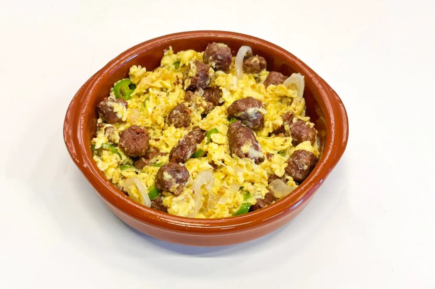 بيض بالسجق البلدي