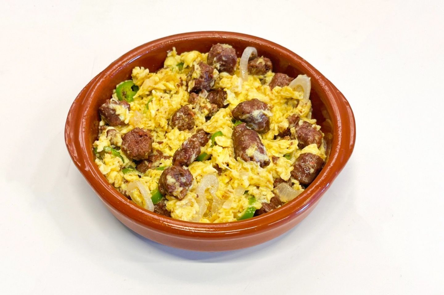 بيض بالسجق البلدي