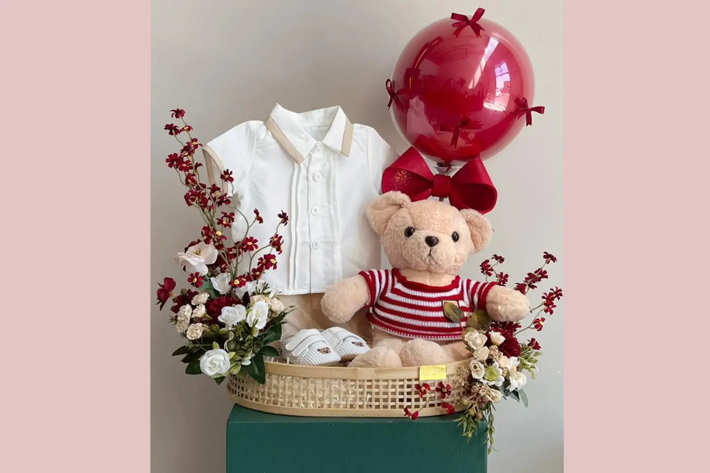 هدية مولود ولد مع بالون احمر