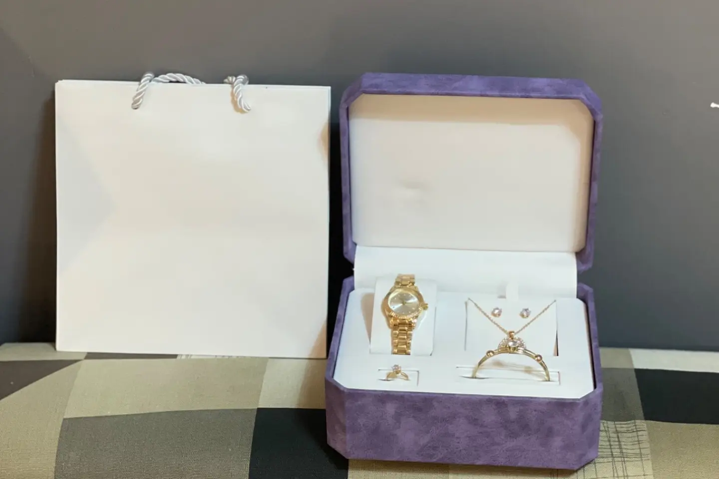 طقم ذهبي