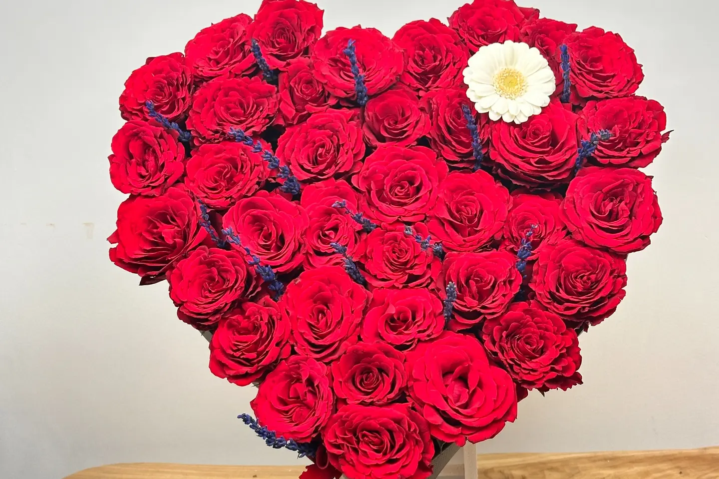 يوم الحب قلب بالورد الطبيعي