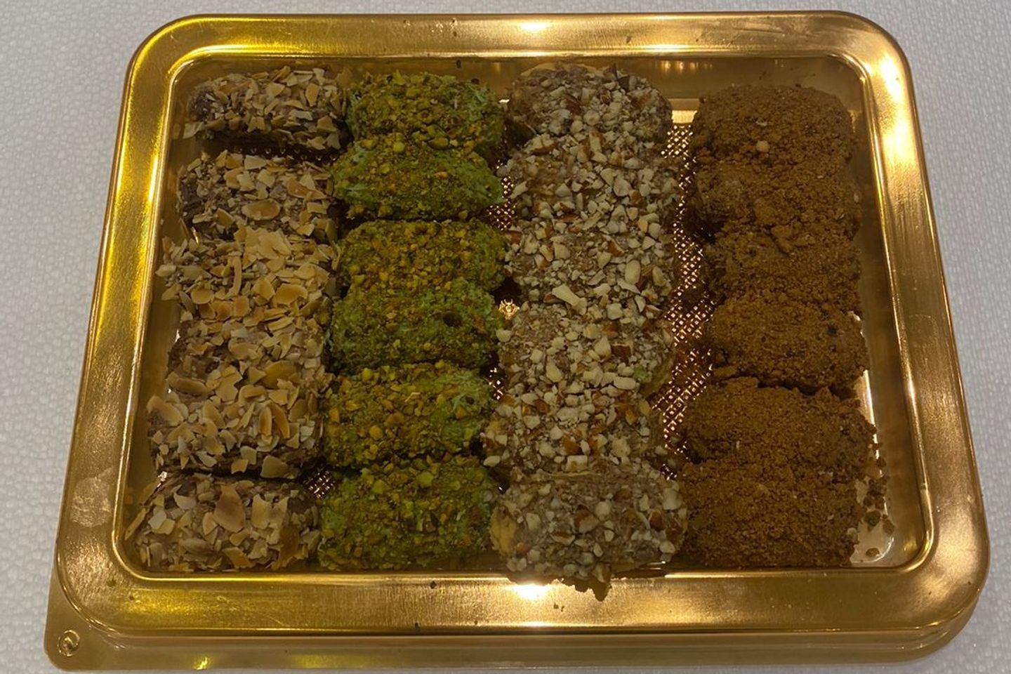 علبة بتفور وسط