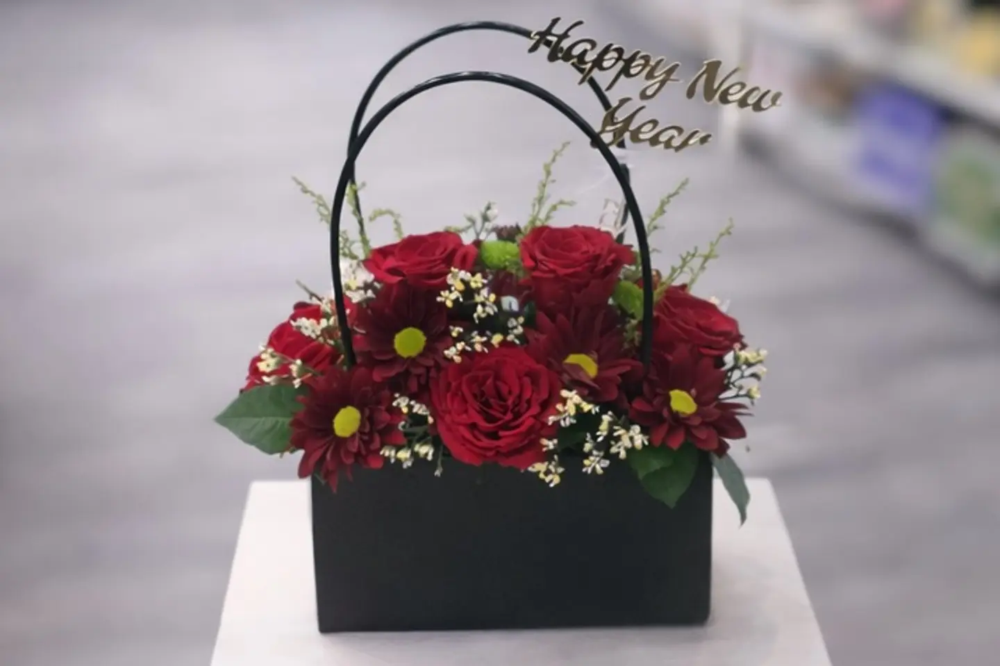 حقيبة ورد مع عبارة هابي نيو يير