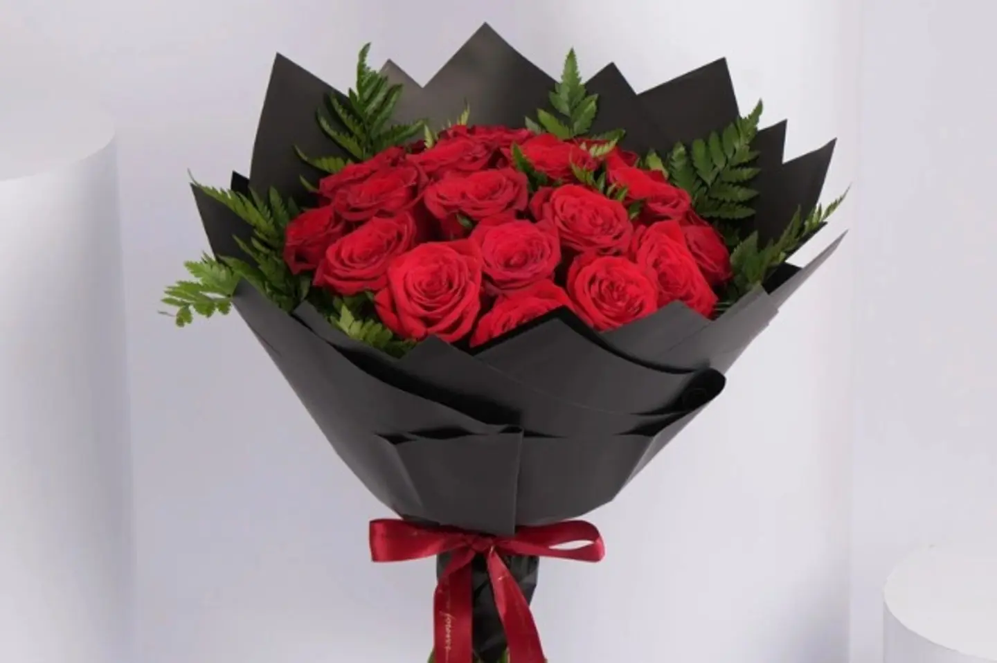 باقة جوري أحمر في غلاف أسود ٢٠ جوري