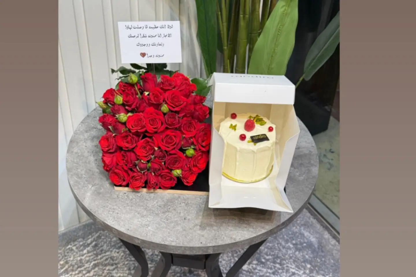 Candira Cake Coordination With Red Roses