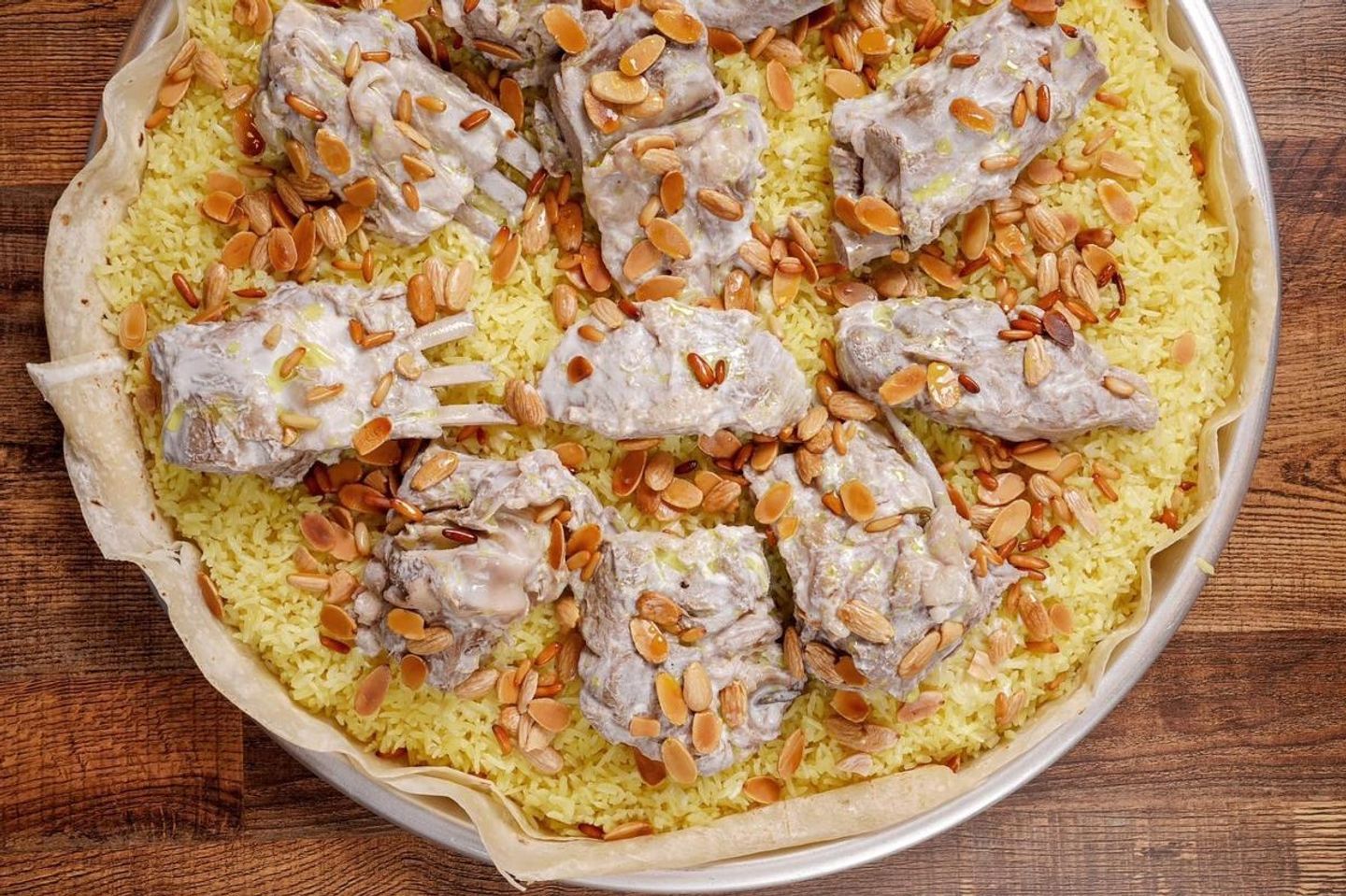 صدر منسف اللحم الطازج اربعه كيلوبالطعم الأصيل يقدم مع الجميد الشهي