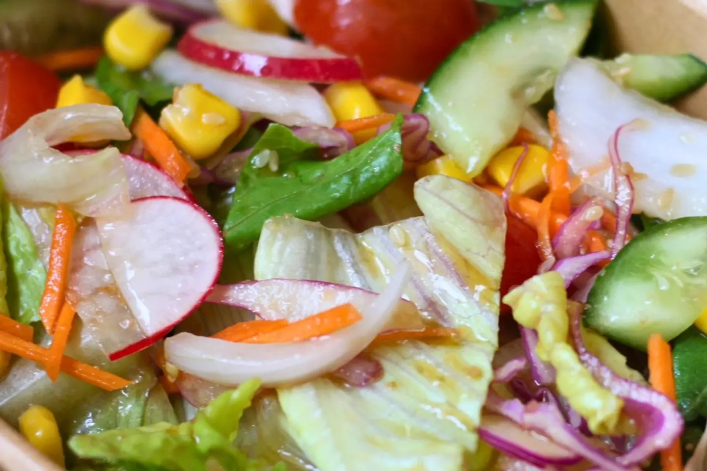 سلطة الحديقة بالسمسم